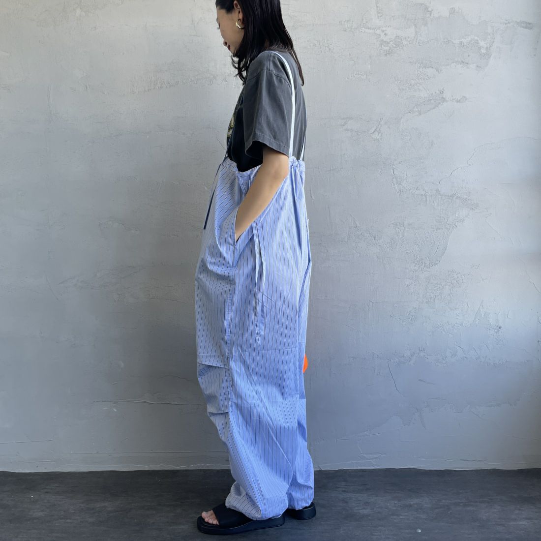 UNIVERSAL OVERALL [ユニバーサルオーバーオール] 別注 ストライプ柄サスペンダーパンツ [U2412800IN-JF] BLUE &&モデル身長：163cm 着用サイズ：F&&