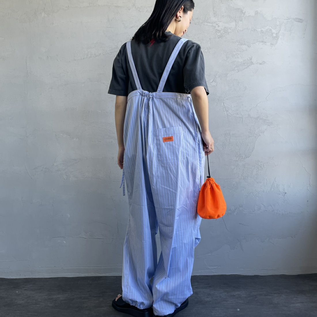 UNIVERSAL OVERALL [ユニバーサルオーバーオール] 別注 ストライプ柄サスペンダーパンツ [U2412800IN-JF] BLUE &&モデル身長：163cm 着用サイズ：F&&