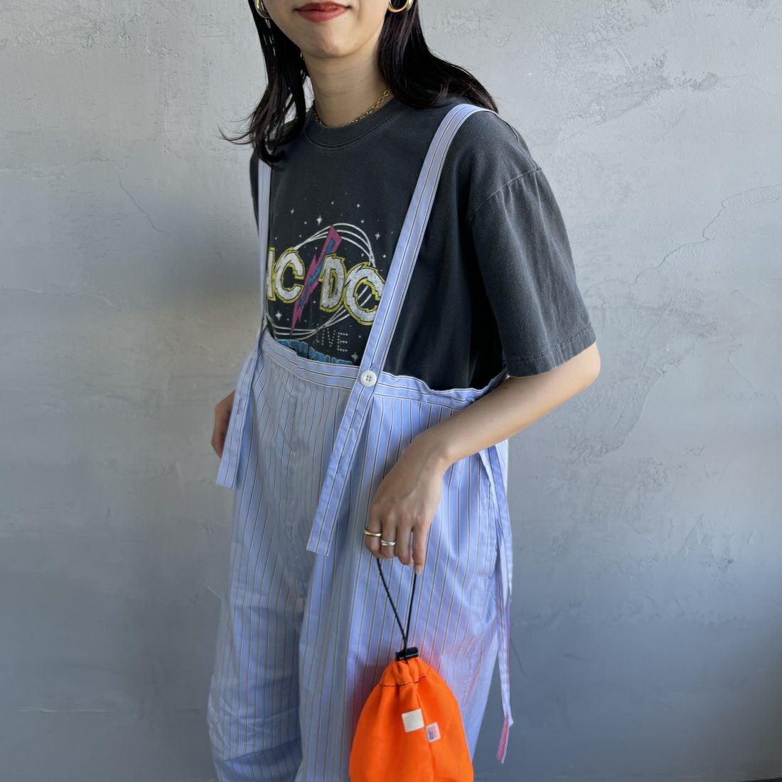 UNIVERSAL OVERALL [ユニバーサルオーバーオール] 別注 ストライプ柄サスペンダーパンツ [U2412800IN-JF] BLUE &&モデル身長：163cm 着用サイズ：F&&