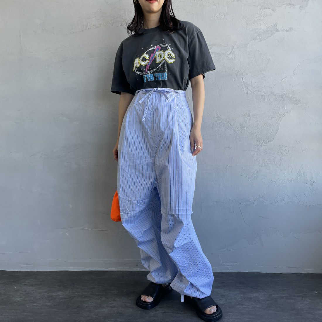 UNIVERSAL OVERALL [ユニバーサルオーバーオール] 別注 ストライプ柄サスペンダーパンツ [U2412800IN-JF] BLUE &&モデル身長：163cm 着用サイズ：F&&