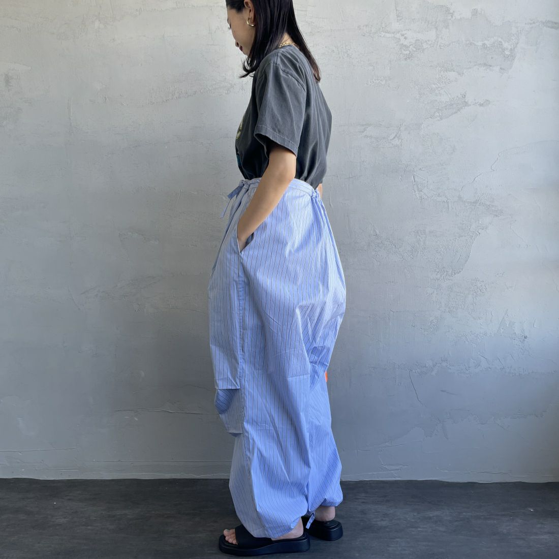 UNIVERSAL OVERALL [ユニバーサルオーバーオール] 別注 ストライプ柄サスペンダーパンツ [U2412800IN-JF] BLUE &&モデル身長：163cm 着用サイズ：F&&