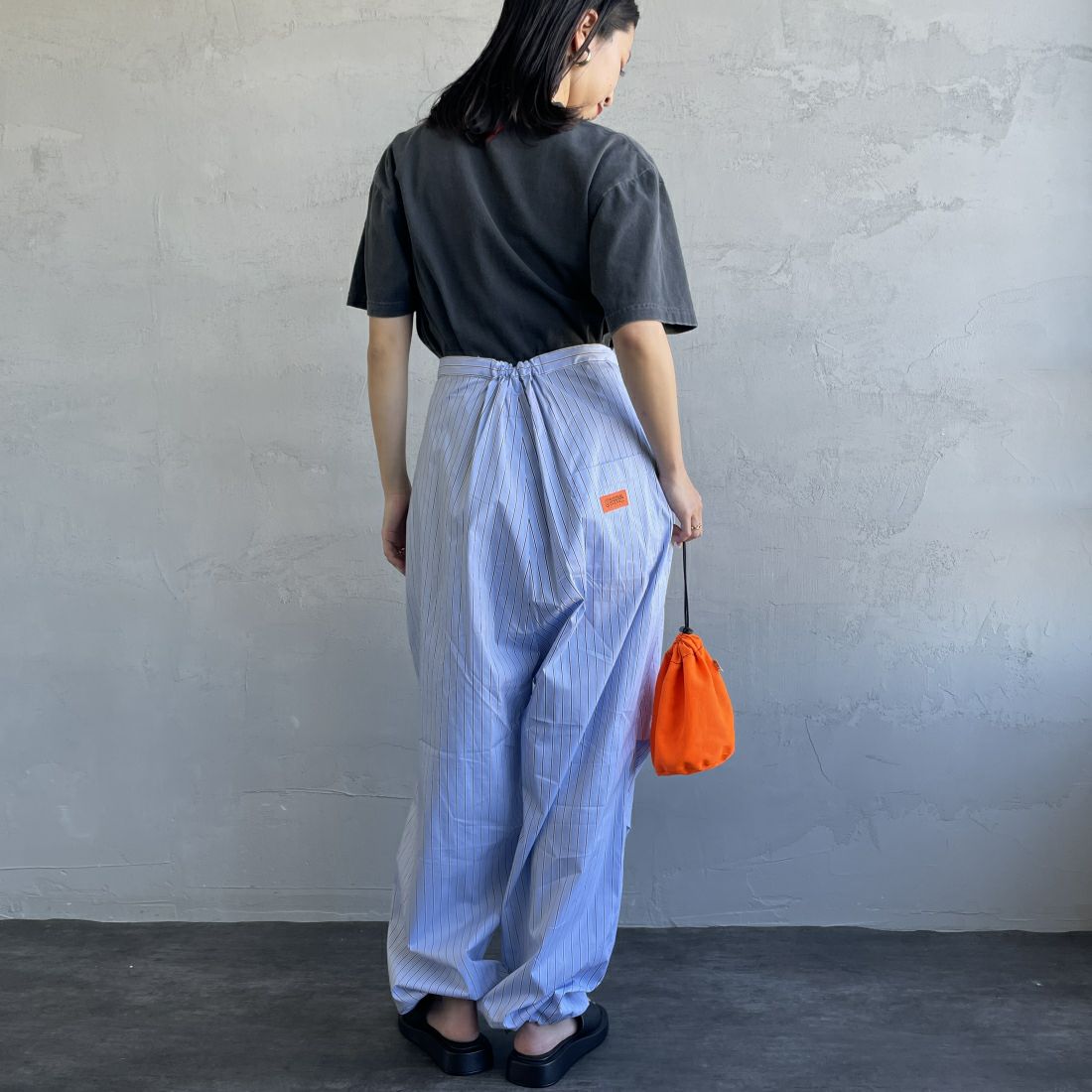 UNIVERSAL OVERALL [ユニバーサルオーバーオール] 別注 ストライプ柄サスペンダーパンツ [U2412800IN-JF] BLUE &&モデル身長：163cm 着用サイズ：F&&