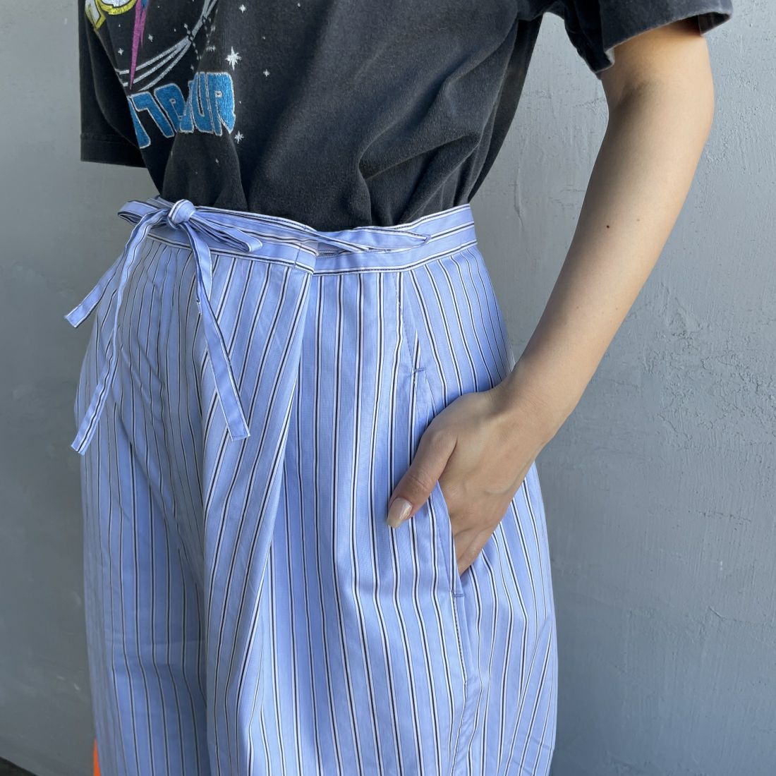 UNIVERSAL OVERALL [ユニバーサルオーバーオール] 別注 ストライプ柄サスペンダーパンツ [U2412800IN-JF] BLUE &&モデル身長：163cm 着用サイズ：F&&