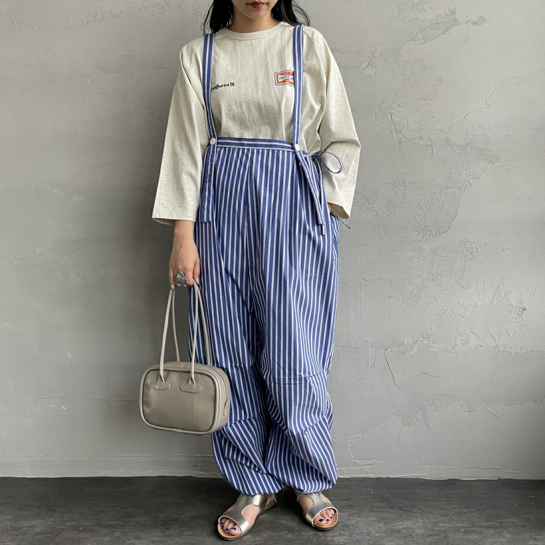 UNIVERSAL OVERALL [ユニバーサルオーバーオール] 別注 ストライプ柄サスペンダーパンツ [U2412800IN-JF] NAVY &&モデル身長：156cm 着用サイズ：F&&