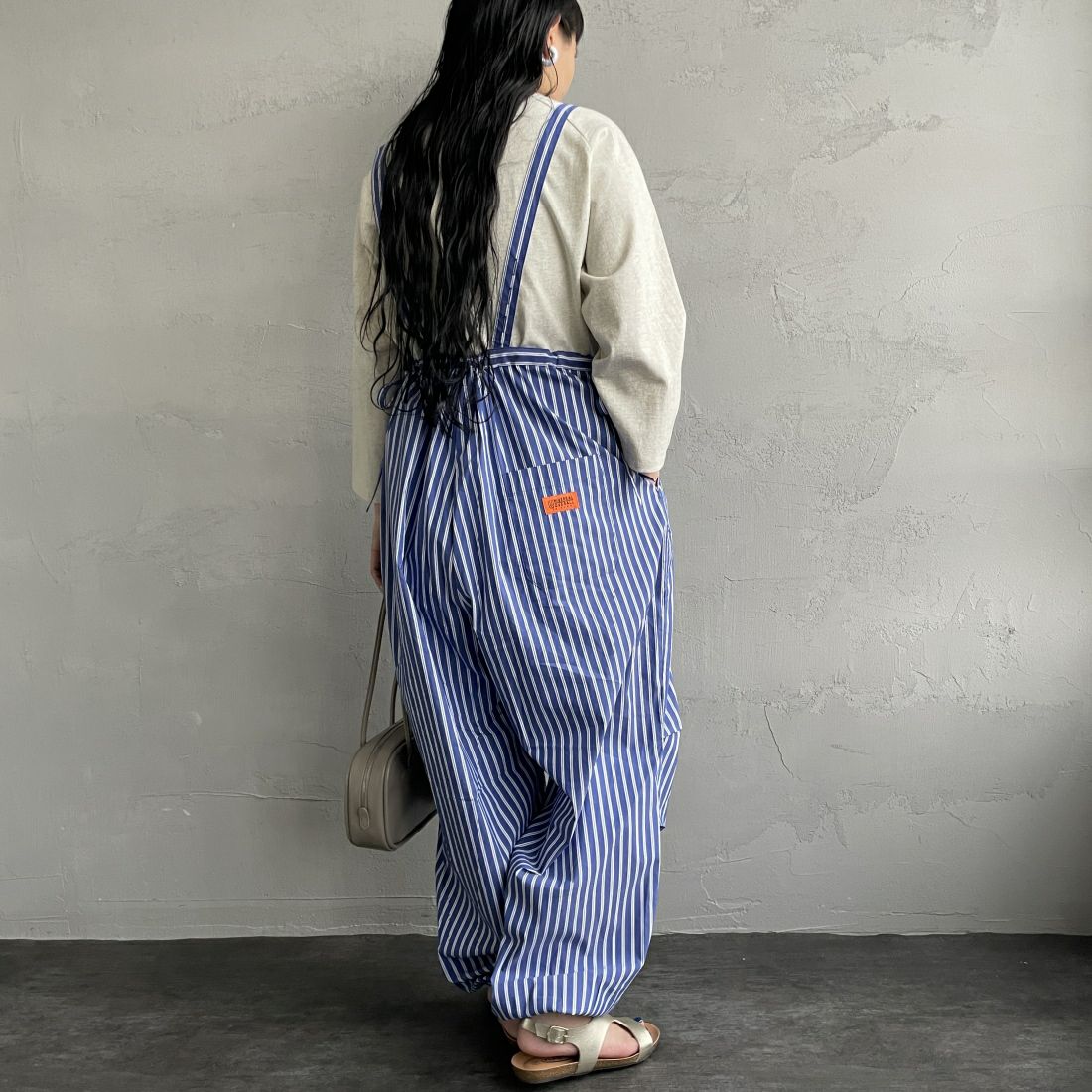 UNIVERSAL OVERALL [ユニバーサルオーバーオール] 別注 ストライプ柄サスペンダーパンツ [U2412800IN-JF] NAVY &&モデル身長：156cm 着用サイズ：F&&