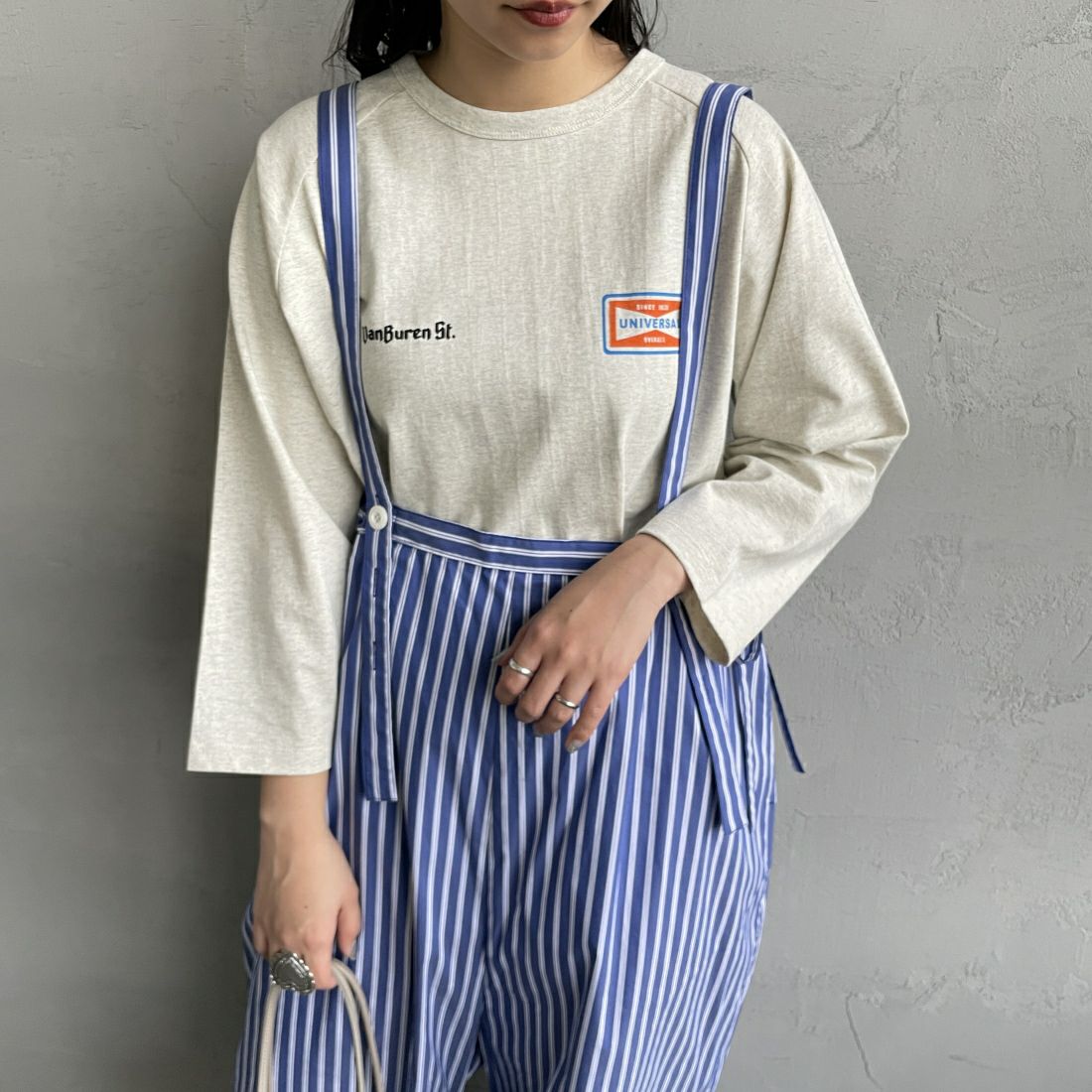UNIVERSAL OVERALL [ユニバーサルオーバーオール] 別注 ストライプ柄サスペンダーパンツ [U2412800IN-JF] NAVY &&モデル身長：156cm 着用サイズ：F&&