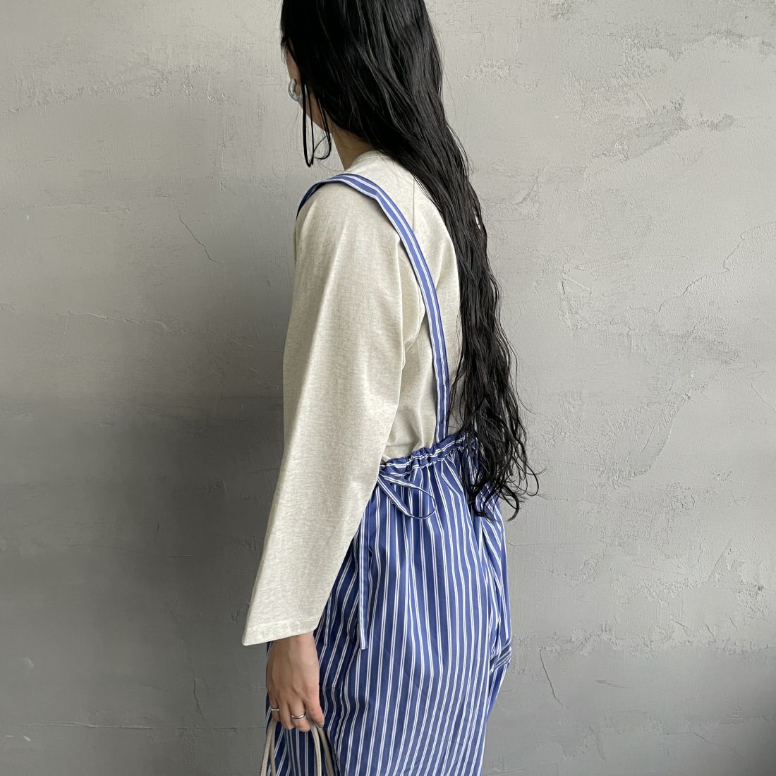 UNIVERSAL OVERALL [ユニバーサルオーバーオール] 別注 ストライプ柄サスペンダーパンツ [U2412800IN-JF] NAVY &&モデル身長：156cm 着用サイズ：F&&
