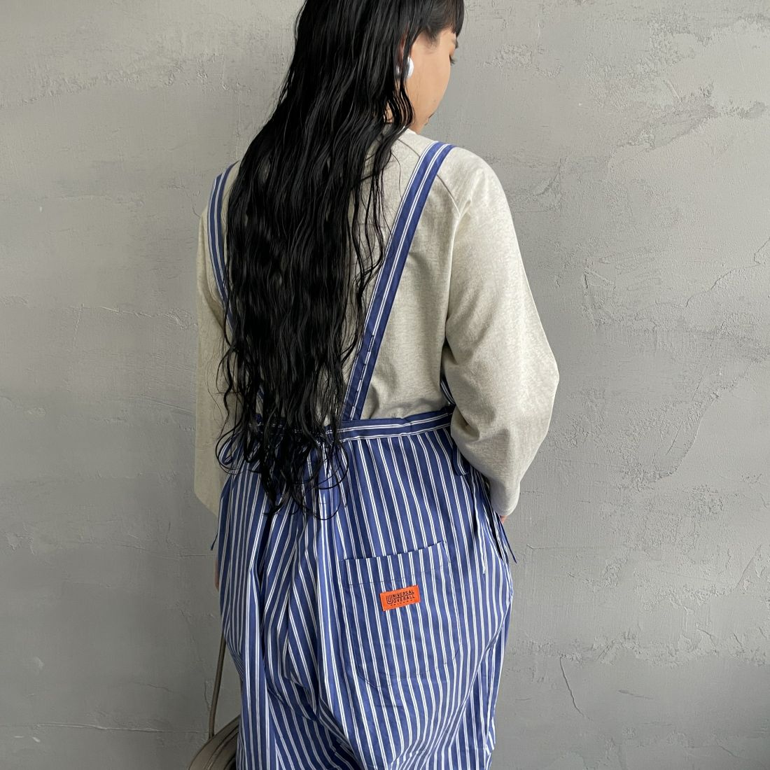 UNIVERSAL OVERALL [ユニバーサルオーバーオール] 別注 ストライプ柄サスペンダーパンツ [U2412800IN-JF] NAVY &&モデル身長：156cm 着用サイズ：F&&