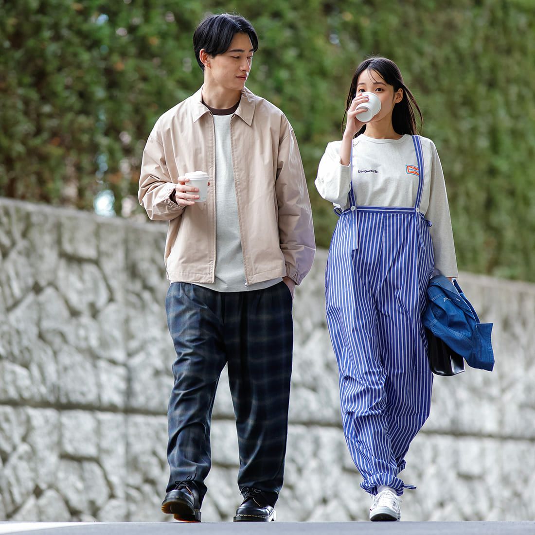 UNIVERSAL OVERALL [ユニバーサルオーバーオール] 別注 ストライプ柄サスペンダーパンツ [U2412800IN-JF] NAVY &&モデル身長：165cm 着用サイズ：F&&