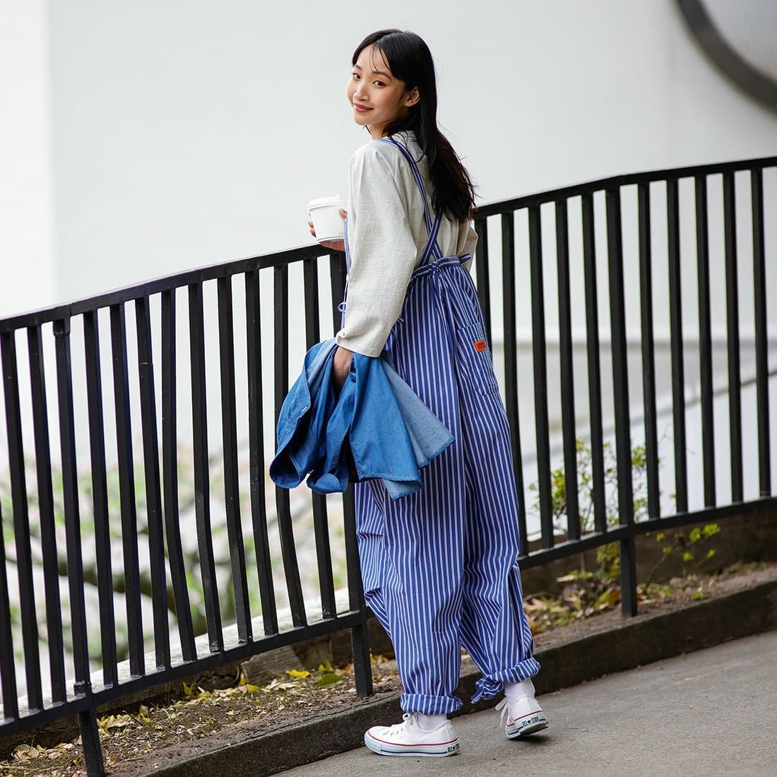 UNIVERSAL OVERALL [ユニバーサルオーバーオール] 別注 ストライプ柄サスペンダーパンツ [U2412800IN-JF] NAVY &&モデル身長：165cm 着用サイズ：F&&