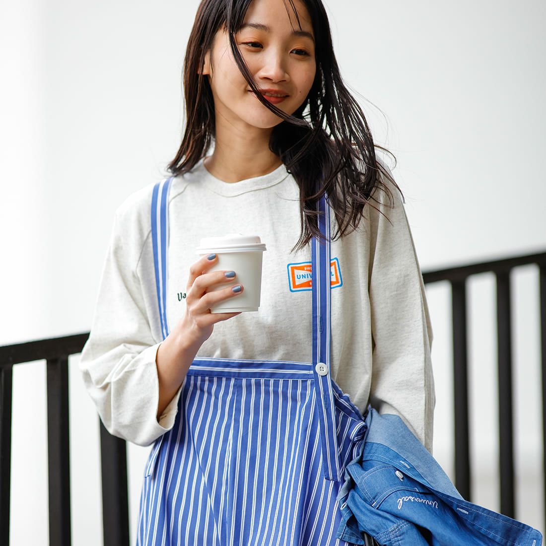 UNIVERSAL OVERALL [ユニバーサルオーバーオール] 別注 ストライプ柄サスペンダーパンツ [U2412800IN-JF] NAVY &&モデル身長：165cm 着用サイズ：F&&