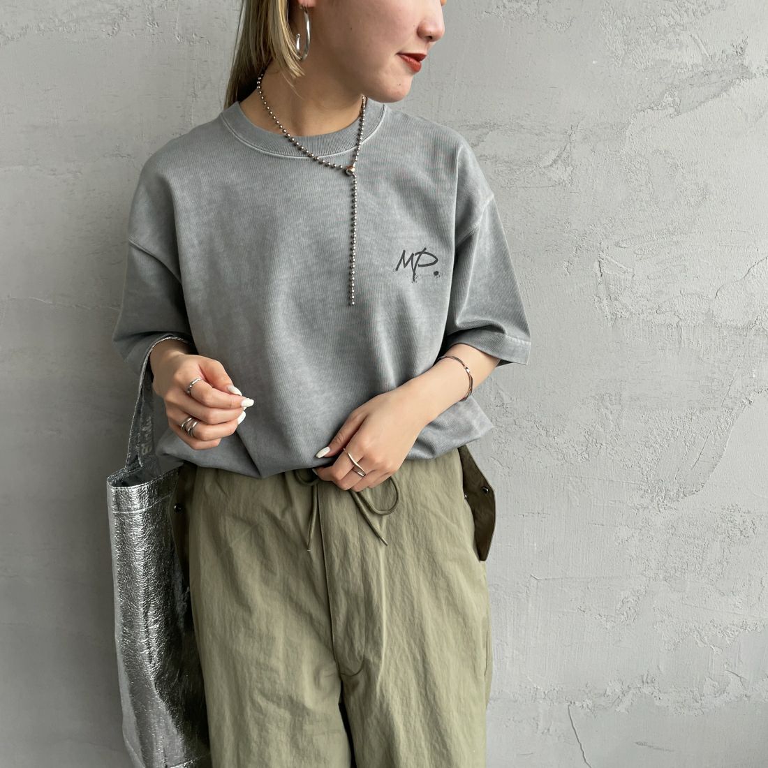 MANHATTAN PORTAGE [マンハッタンポーテージ] 別注 手描き風ロゴ バックプリントTシャツ [24SSMP-IN52-JF] GRAY &&モデル身長：156cm 着用サイズ：S&&