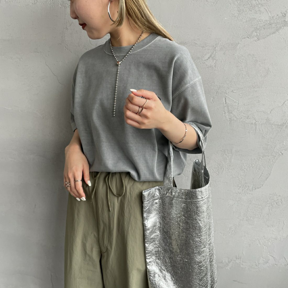 MANHATTAN PORTAGE [マンハッタンポーテージ] 別注 手描き風ロゴ バックプリントTシャツ [24SSMP-IN52-JF] GRAY &&モデル身長：156cm 着用サイズ：S&&