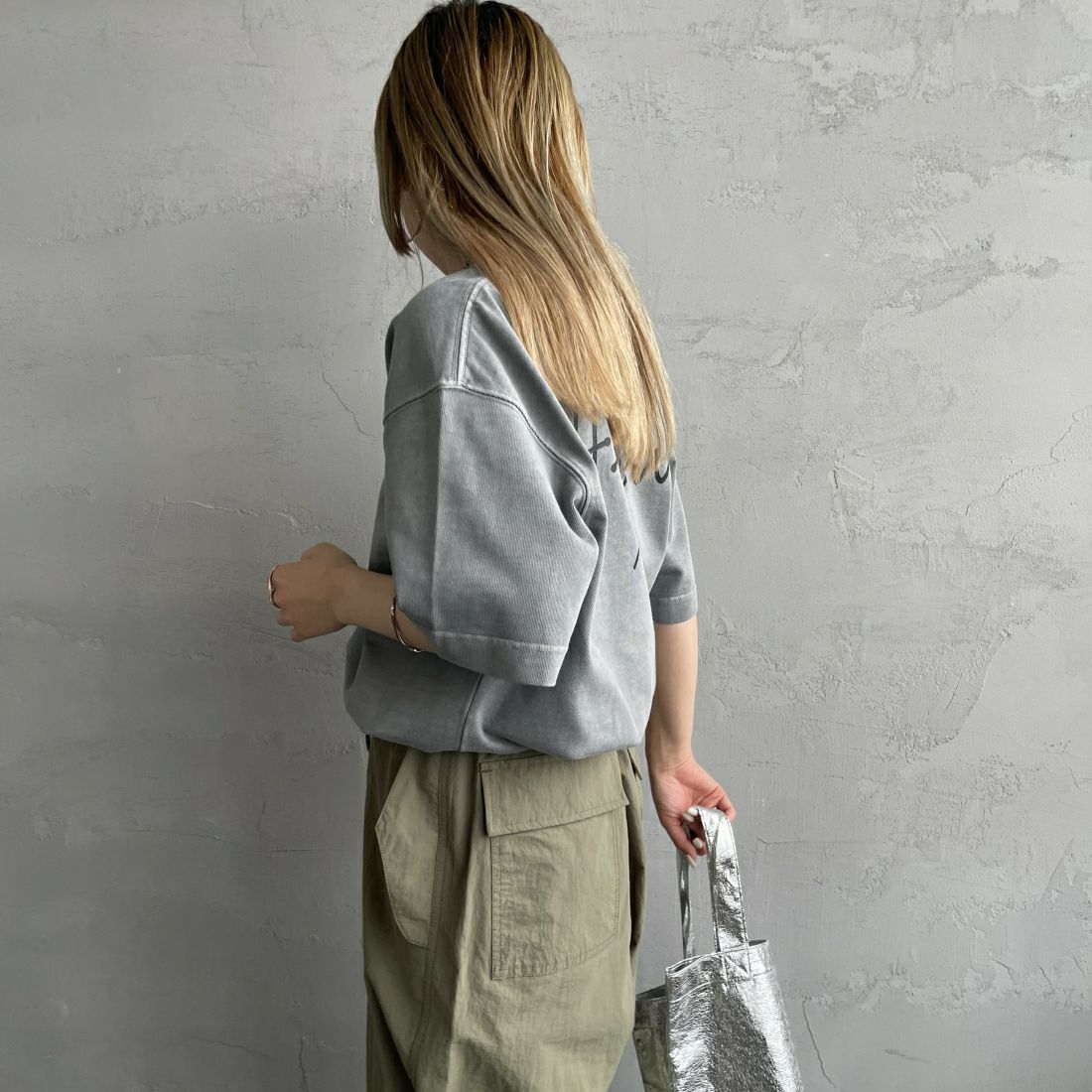 MANHATTAN PORTAGE [マンハッタンポーテージ] 別注 手描き風ロゴ バックプリントTシャツ [24SSMP-IN52-JF] GRAY &&モデル身長：156cm 着用サイズ：S&&