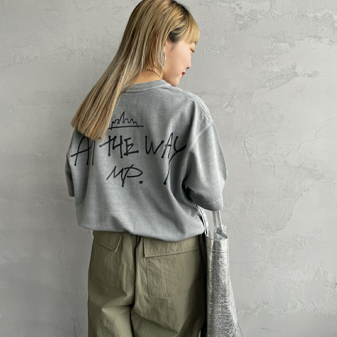 MANHATTAN PORTAGE [マンハッタンポーテージ] 別注 手描き風ロゴ バックプリントTシャツ [24SSMP-IN52-JF] GRAY &&モデル身長：156cm 着用サイズ：S&&