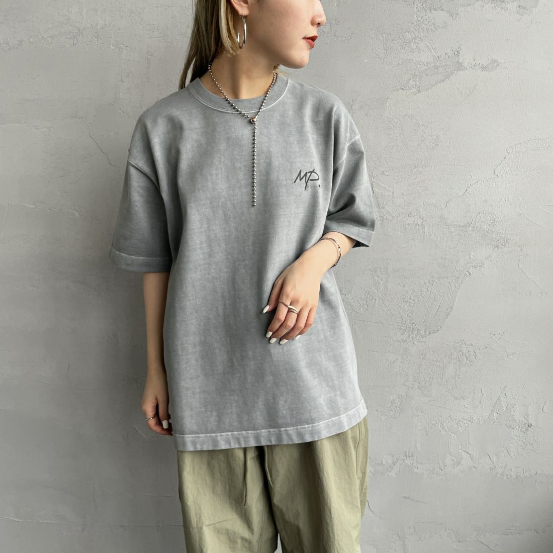 MANHATTAN PORTAGE [マンハッタンポーテージ] 別注 手描き風ロゴ バックプリントTシャツ [24SSMP-IN52-JF] GRAY &&モデル身長：156cm 着用サイズ：S&&