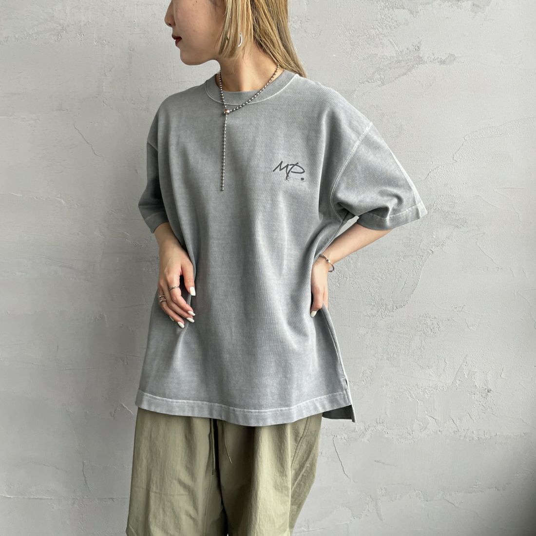MANHATTAN PORTAGE [マンハッタンポーテージ] 別注 手描き風ロゴ バックプリントTシャツ [24SSMP-IN52-JF] GRAY &&モデル身長：156cm 着用サイズ：S&&