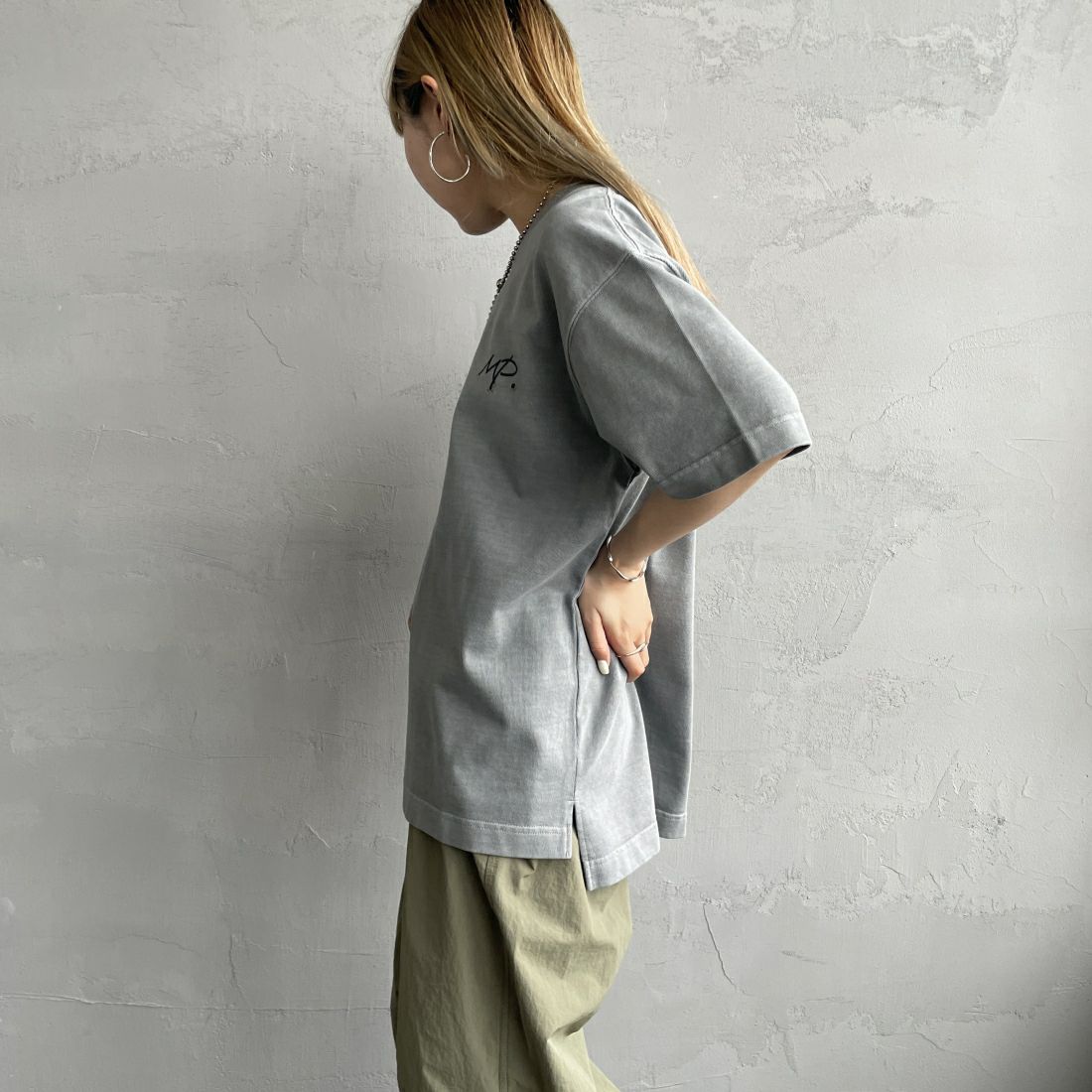 MANHATTAN PORTAGE [マンハッタンポーテージ] 別注 手描き風ロゴ バックプリントTシャツ [24SSMP-IN52-JF] GRAY &&モデル身長：156cm 着用サイズ：S&&