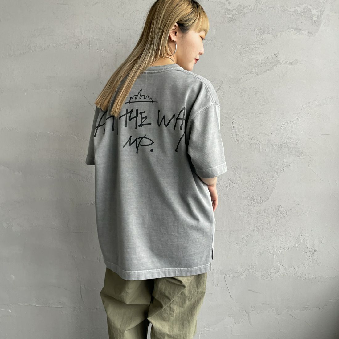 MANHATTAN PORTAGE [マンハッタンポーテージ] 別注 手描き風ロゴ バックプリントTシャツ [24SSMP-IN52-JF] GRAY &&モデル身長：156cm 着用サイズ：S&&