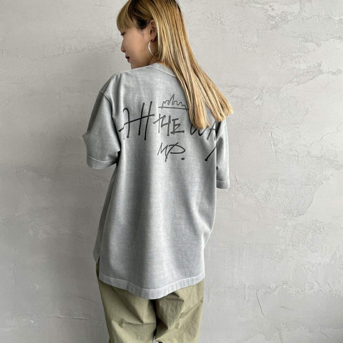 MANHATTAN PORTAGE [マンハッタンポーテージ] 別注 手描き風ロゴ バックプリントTシャツ [24SSMP-IN52-JF] GRAY &&モデル身長：156cm 着用サイズ：S&&