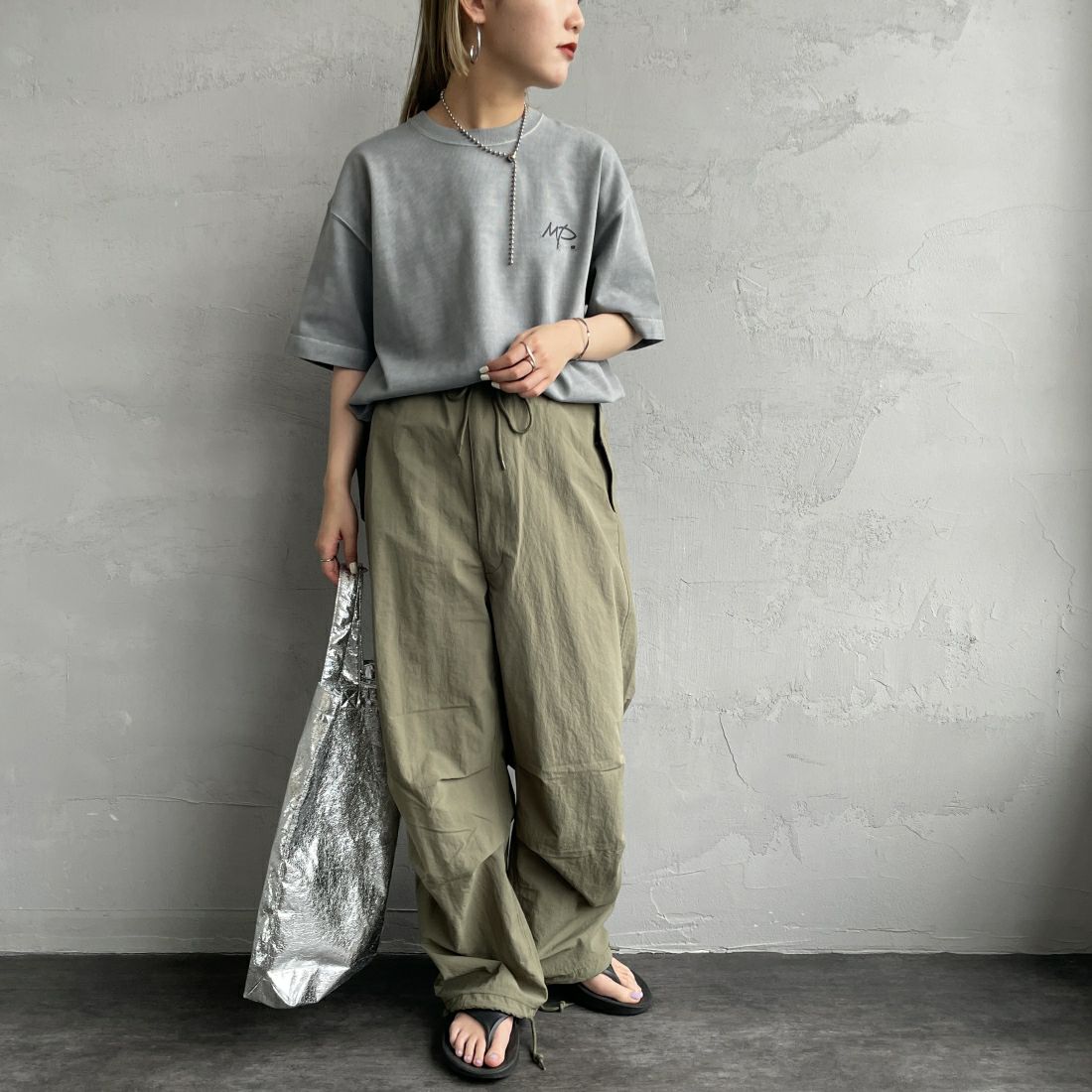 MANHATTAN PORTAGE [マンハッタンポーテージ] 別注 手描き風ロゴ バックプリントTシャツ [24SSMP-IN52-JF] GRAY &&モデル身長：156cm 着用サイズ：S&&