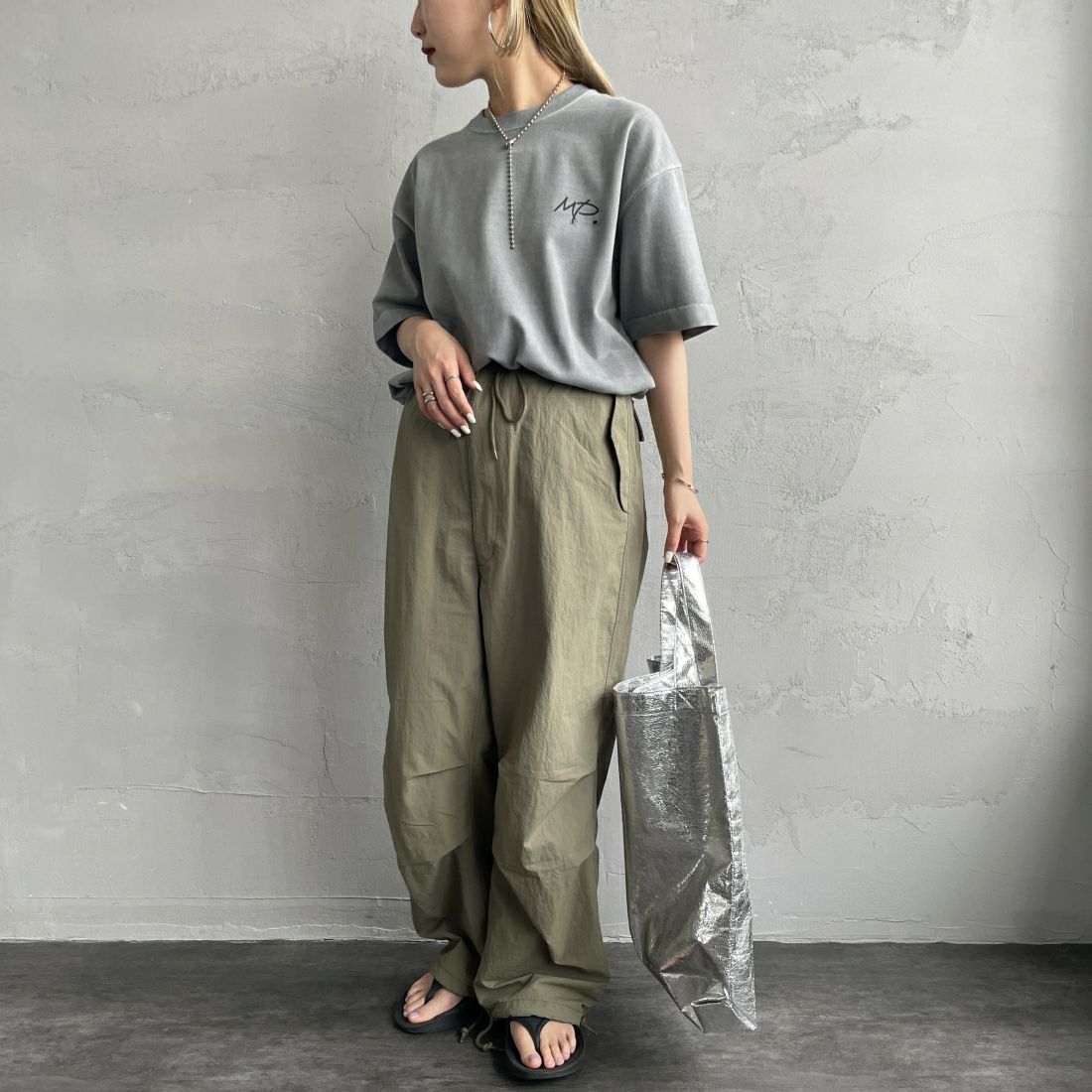 MANHATTAN PORTAGE [マンハッタンポーテージ] 別注 手描き風ロゴ バックプリントTシャツ [24SSMP-IN52-JF] GRAY &&モデル身長：156cm 着用サイズ：S&&