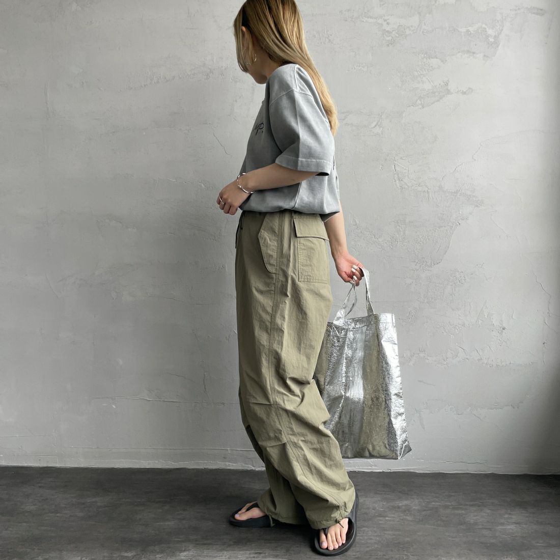 MANHATTAN PORTAGE [マンハッタンポーテージ] 別注 手描き風ロゴ バックプリントTシャツ [24SSMP-IN52-JF] GRAY &&モデル身長：156cm 着用サイズ：S&&