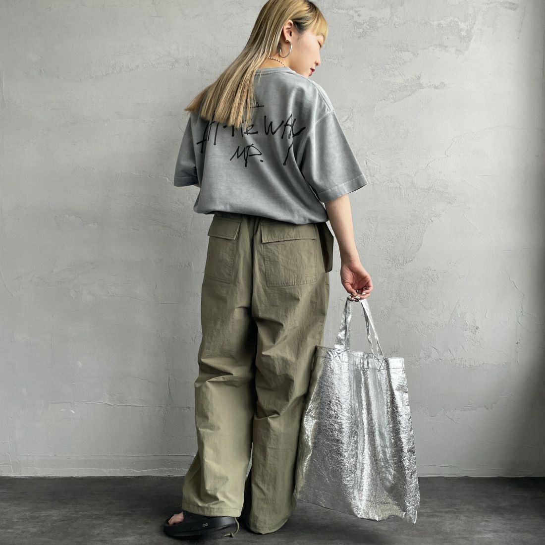 MANHATTAN PORTAGE [マンハッタンポーテージ] 別注 手描き風ロゴ バックプリントTシャツ [24SSMP-IN52-JF] GRAY &&モデル身長：156cm 着用サイズ：S&&