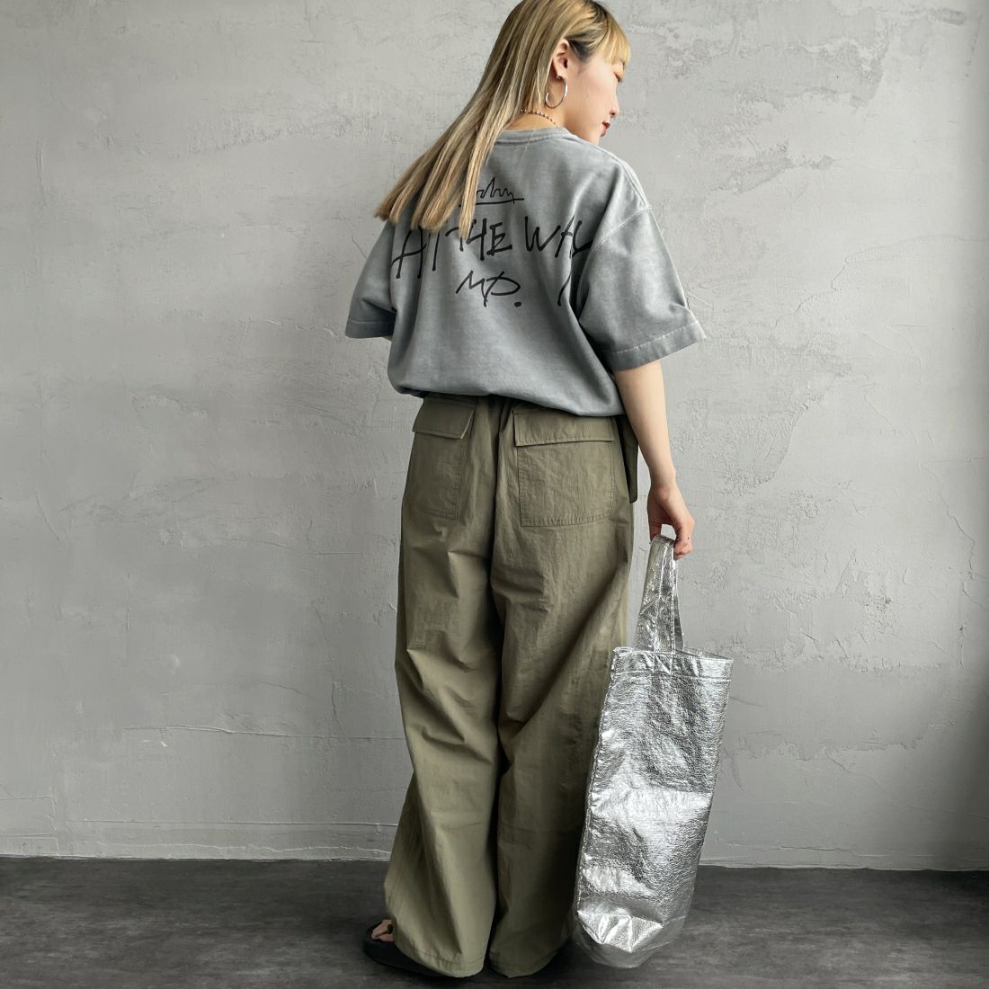 MANHATTAN PORTAGE [マンハッタンポーテージ] 別注 手描き風ロゴ バックプリントTシャツ [24SSMP-IN52-JF] GRAY &&モデル身長：156cm 着用サイズ：S&&
