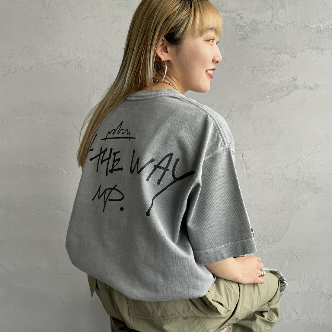 MANHATTAN PORTAGE [マンハッタンポーテージ] 別注 手描き風ロゴ バックプリントTシャツ [24SSMP-IN52-JF] GRAY &&モデル身長：156cm 着用サイズ：S&&