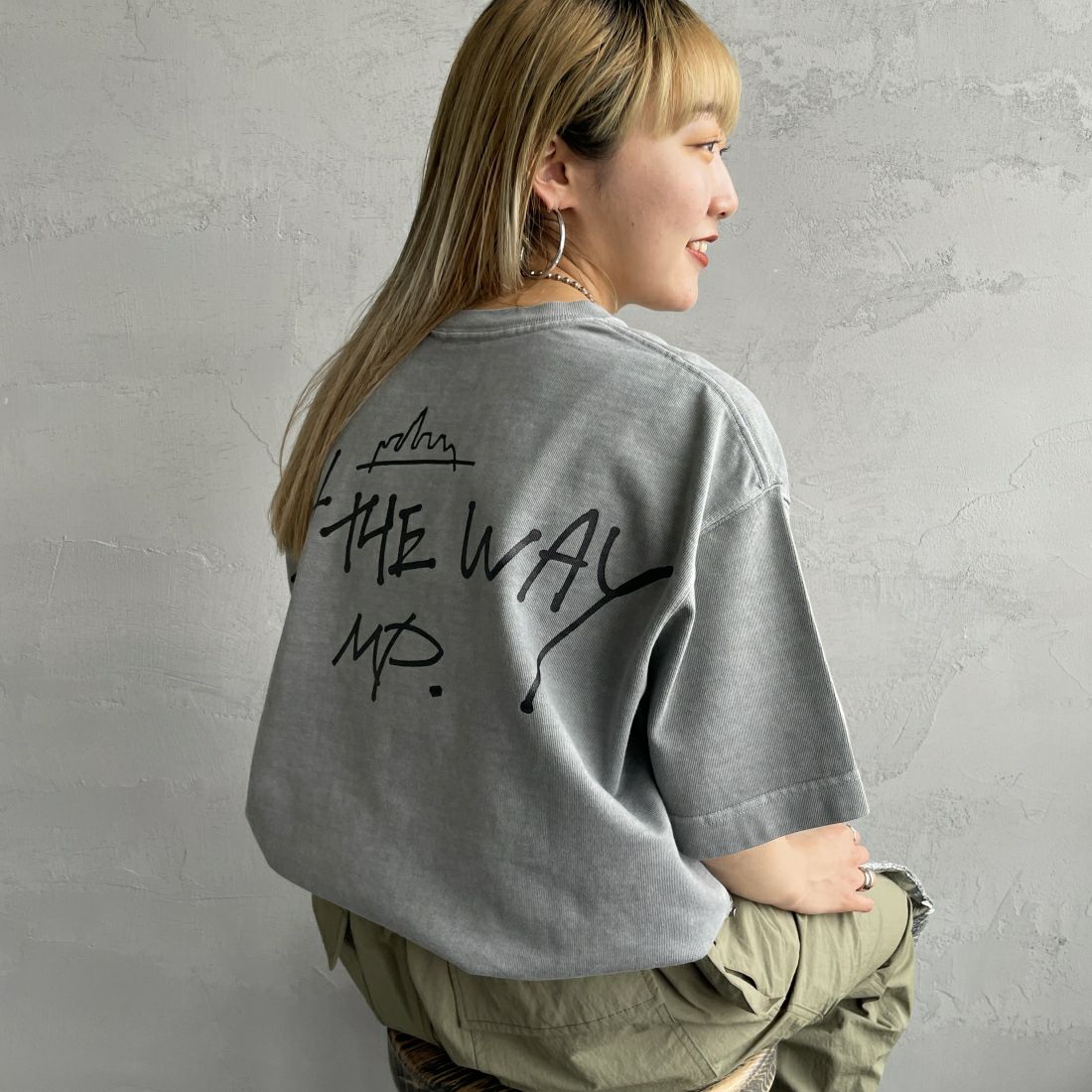 MANHATTAN PORTAGE [マンハッタンポーテージ] 別注 手描き風ロゴ バックプリントTシャツ [24SSMP-IN52-JF] GRAY &&モデル身長：156cm 着用サイズ：S&&