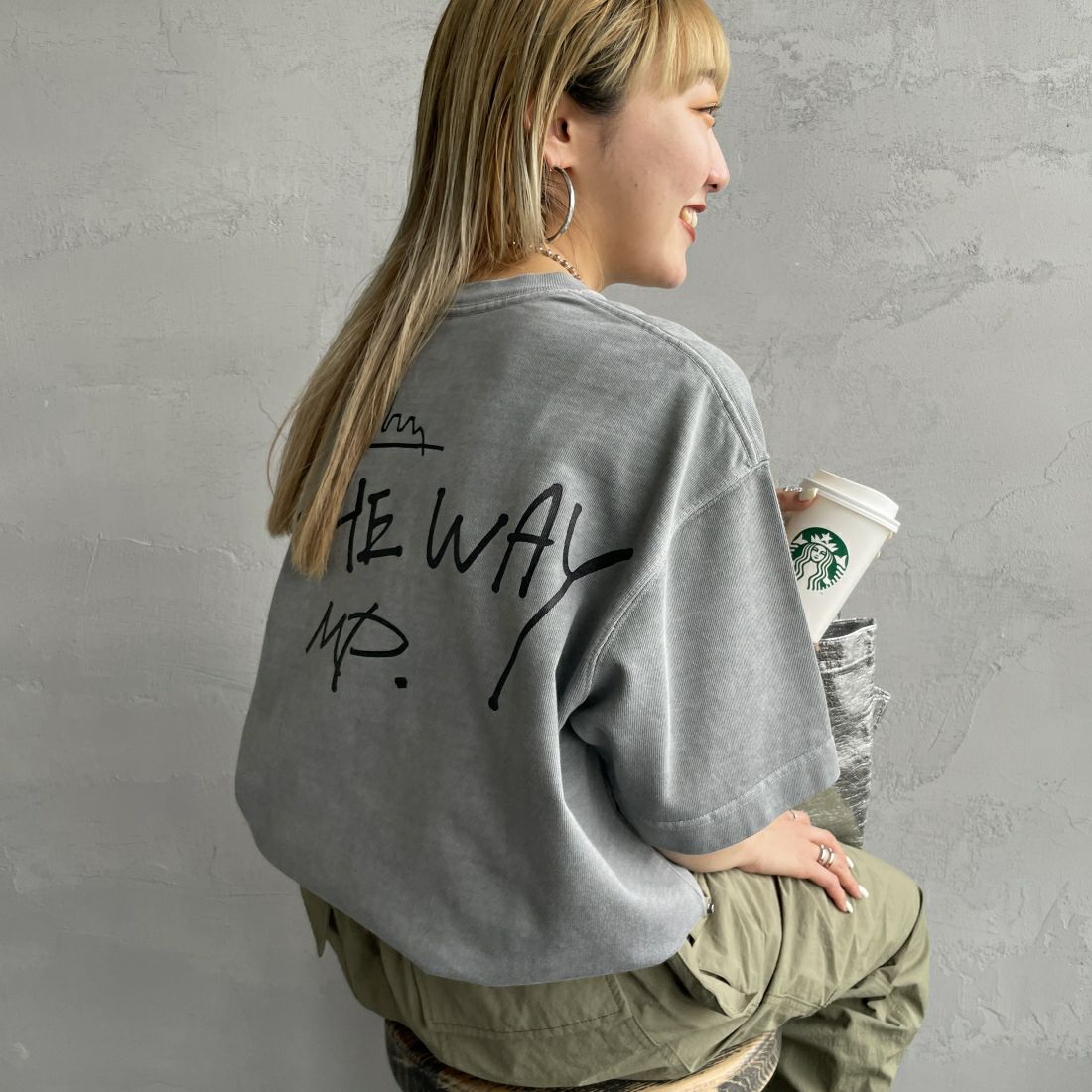 MANHATTAN PORTAGE [マンハッタンポーテージ] 別注 手描き風ロゴ バックプリントTシャツ [24SSMP-IN52-JF] GRAY &&モデル身長：156cm 着用サイズ：S&&