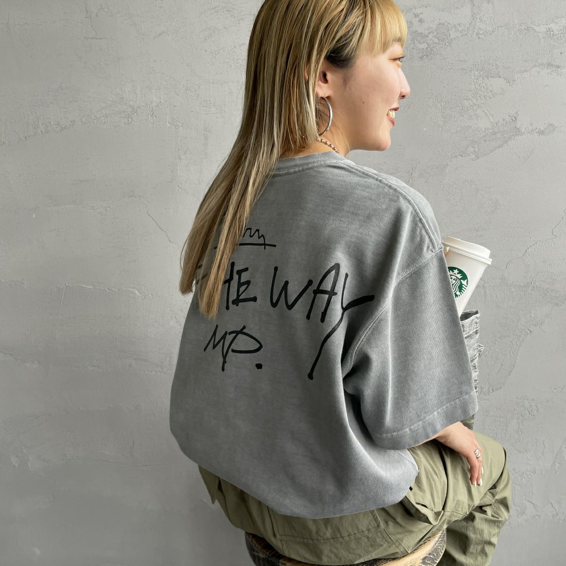 MANHATTAN PORTAGE [マンハッタンポーテージ] 別注 手描き風ロゴ バックプリントTシャツ [24SSMP-IN52-JF] GRAY &&モデル身長：156cm 着用サイズ：S&&