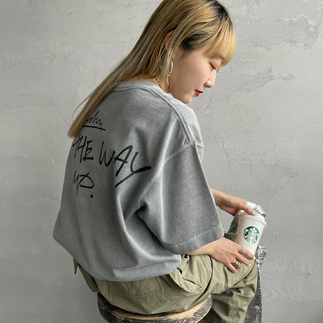 MANHATTAN PORTAGE [マンハッタンポーテージ] 別注 手描き風ロゴ バックプリントTシャツ [24SSMP-IN52-JF] GRAY &&モデル身長：156cm 着用サイズ：S&&