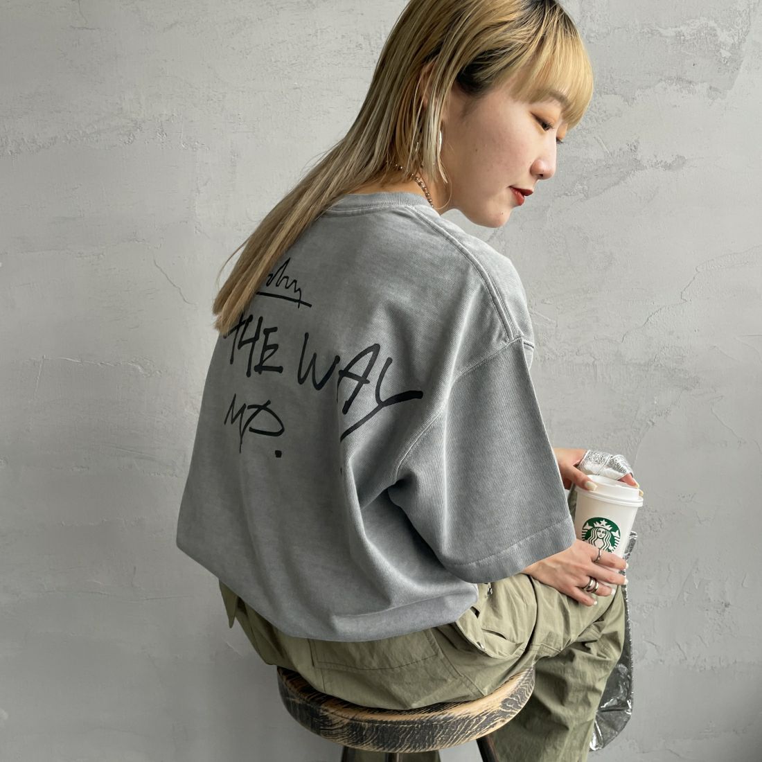 MANHATTAN PORTAGE [マンハッタンポーテージ] 別注 手描き風ロゴ バックプリントTシャツ [24SSMP-IN52-JF] GRAY &&モデル身長：156cm 着用サイズ：S&&