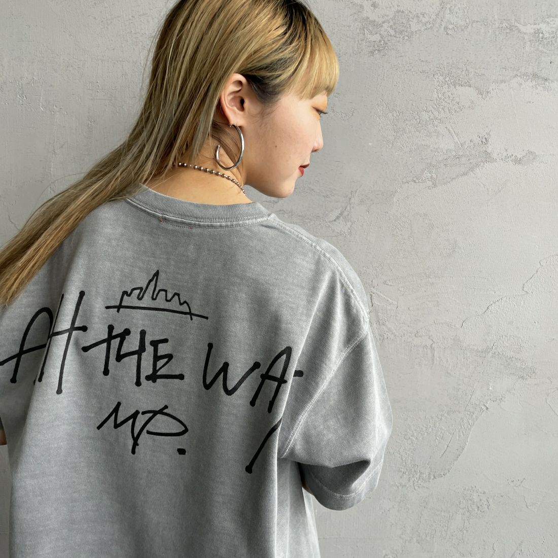 MANHATTAN PORTAGE [マンハッタンポーテージ] 別注 手描き風ロゴ バックプリントTシャツ [24SSMP-IN52-JF] GRAY