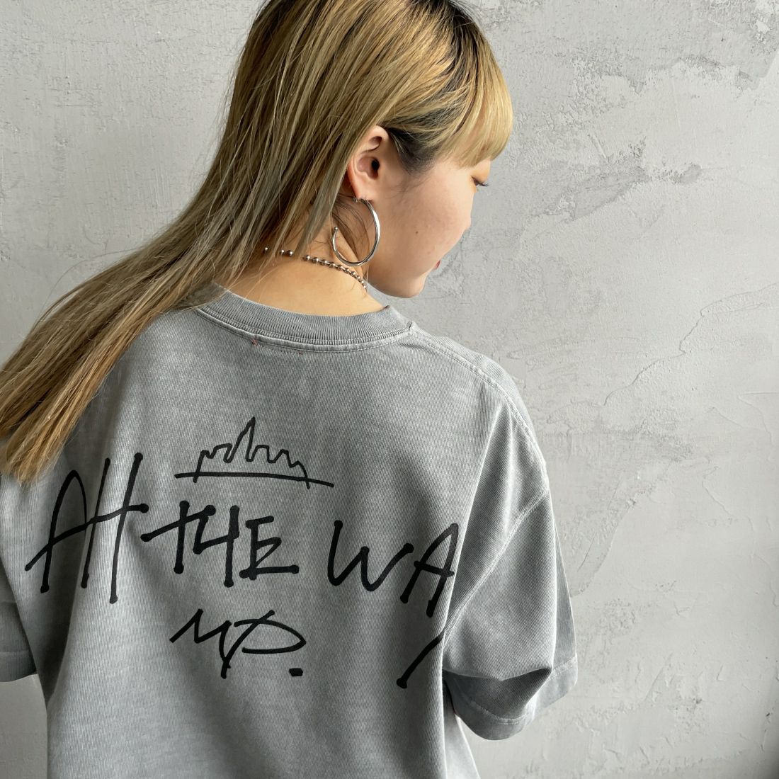 MANHATTAN PORTAGE [マンハッタンポーテージ] 別注 手描き風ロゴ バックプリントTシャツ [24SSMP-IN52-JF] GRAY