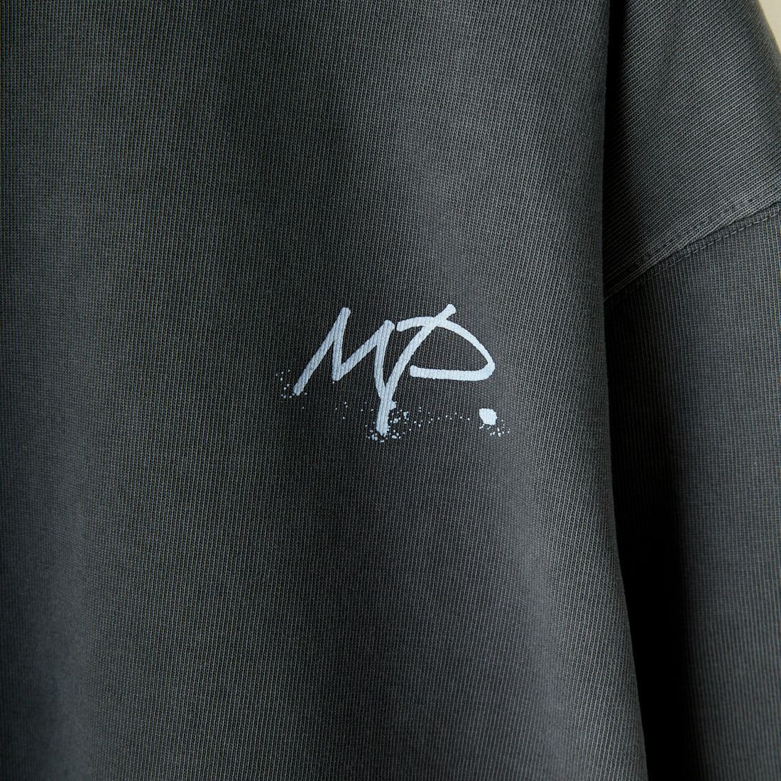 MANHATTAN PORTAGE [マンハッタンポーテージ] 別注 手描き風ロゴ バックプリントTシャツ [24SSMP-IN52-JF] CHARCOAL