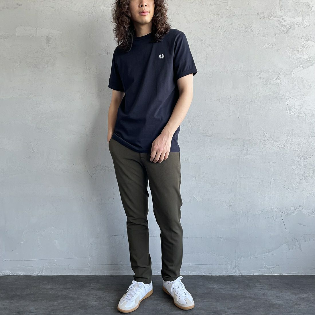 FRED PERRY [フレッドペリー] ワンポイントロゴ刺繍 ショートスリーブ リンガーTシャツ [M3519] 608 NAVY &&モデル身長：173cm 着用サイズ：M&&