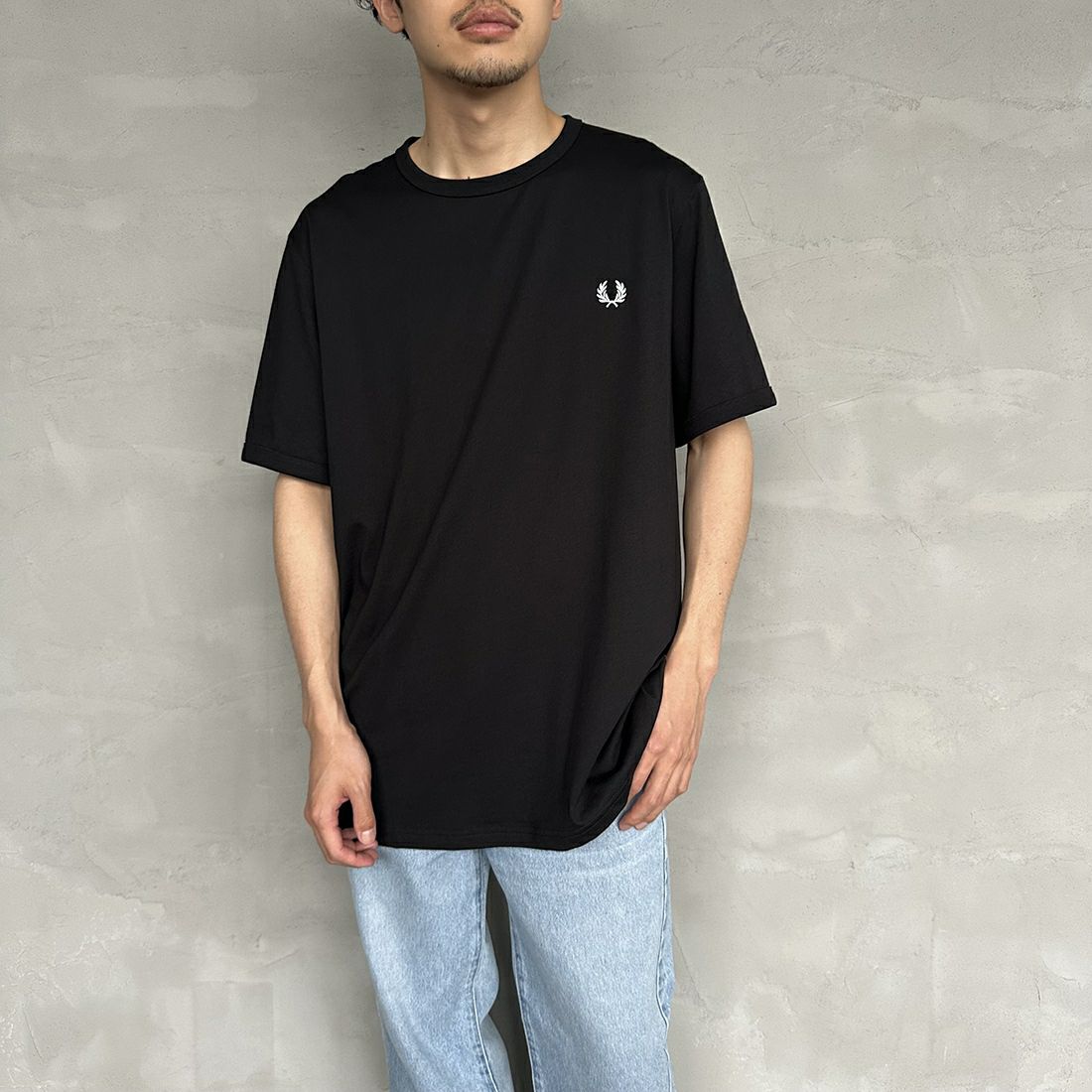 FRED PERRY [フレッドペリー] ワンポイントロゴ刺繍 ショートスリーブ リンガーTシャツ [M3519] 102 BLACK &&モデル身長：168cm 着用サイズ：XL&&