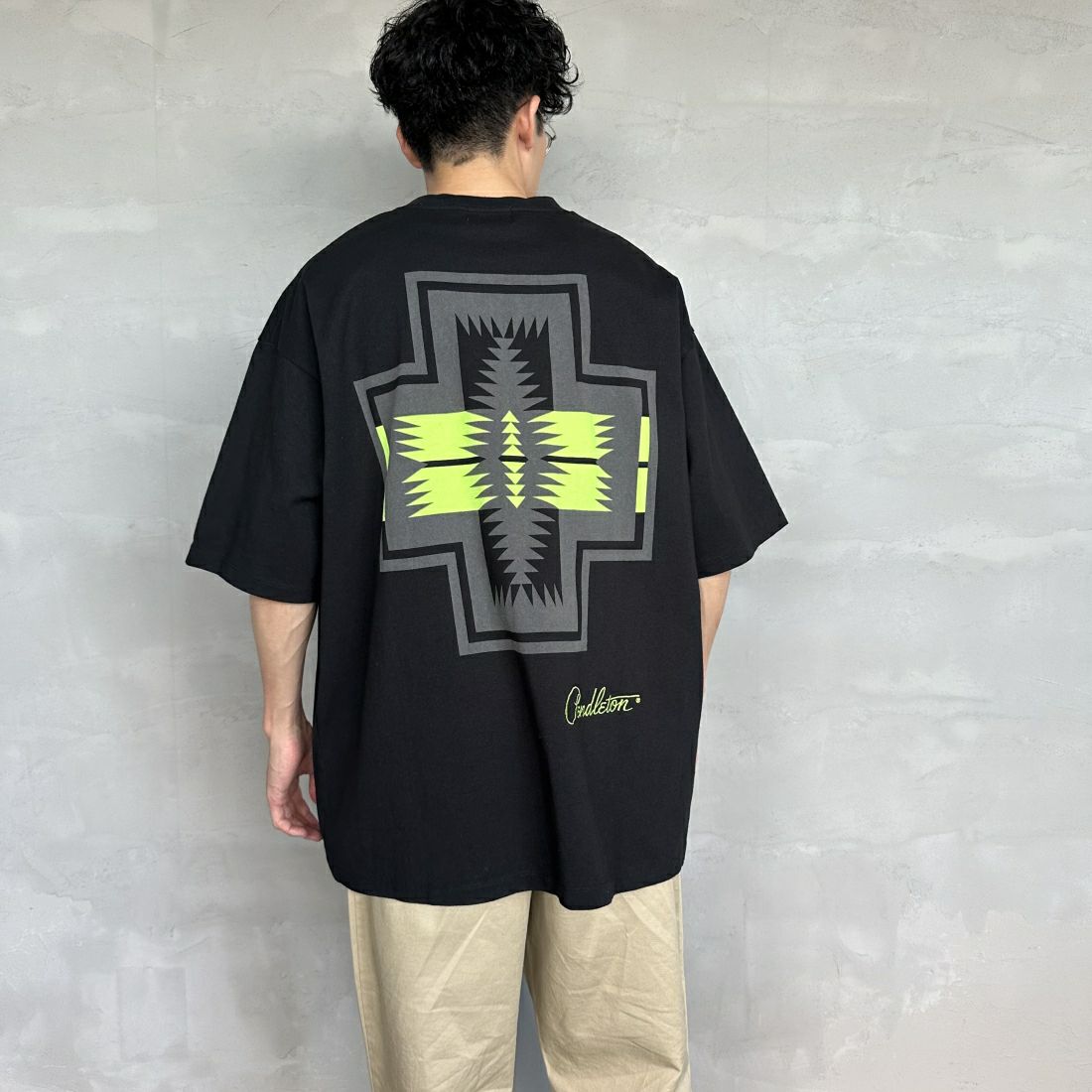 PENDLETON [ペンドルトン] 別注 ネイティブ柄バックプリント ショートスリーブTシャツ [4275-6216-JF] BLACK &&モデル身長：168cm 着用サイズ：XL&&