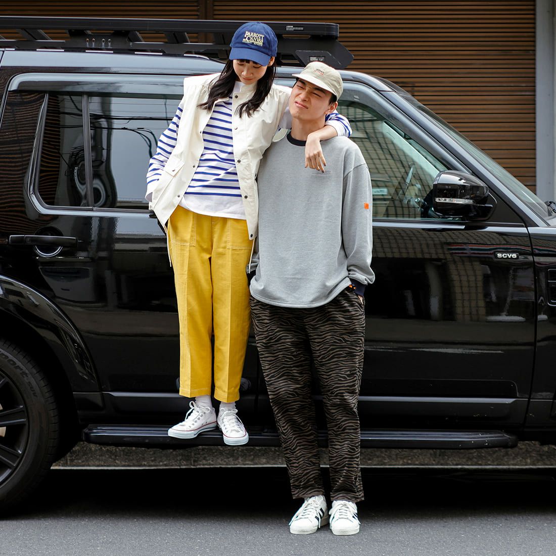 UNIVERSAL OVERALL [ユニバーサルオーバーオール] 別注 リネンイージーベイカーパンツ [U2412605IN-JF] YELLOW&&モデル身長：165cm 着用サイズ：M&&