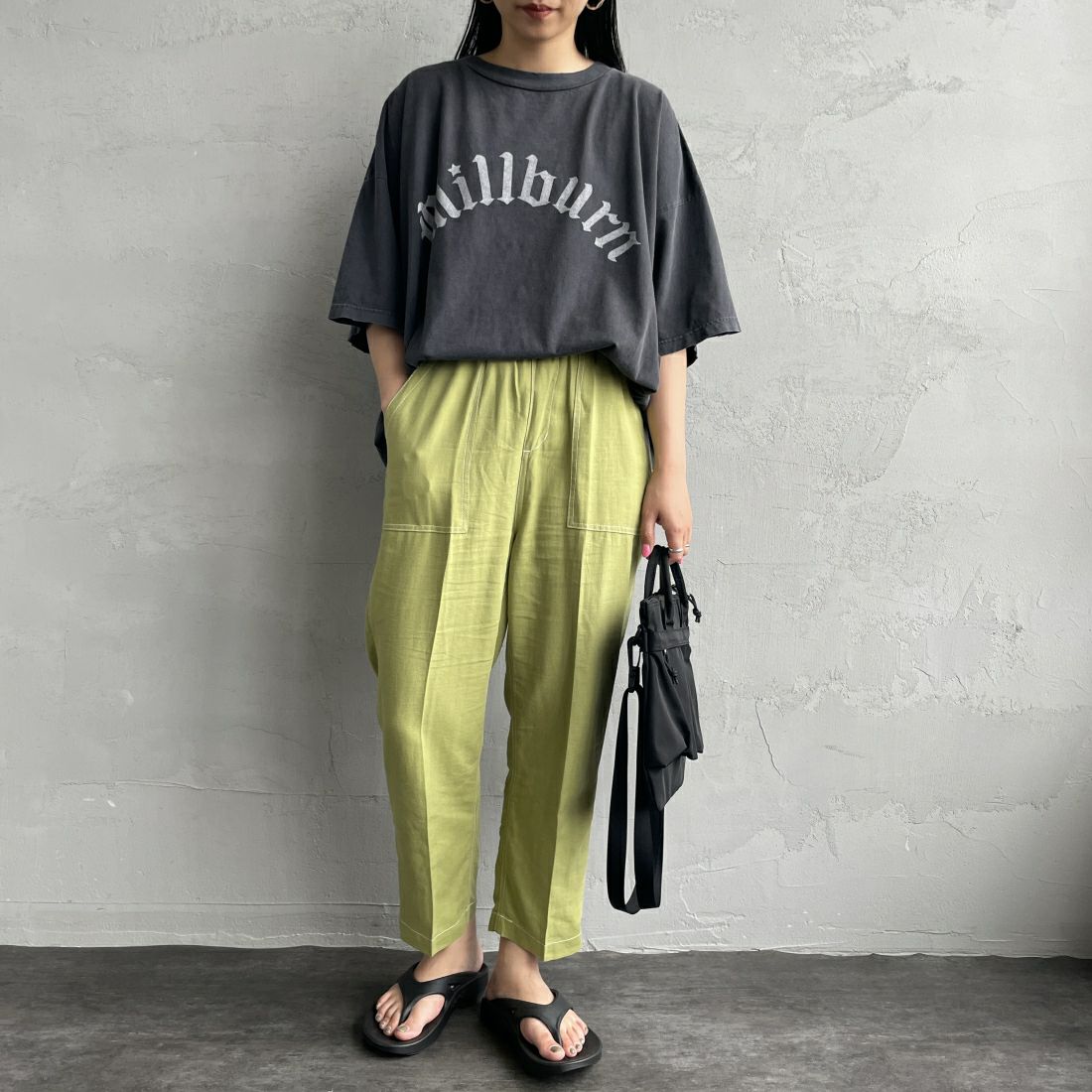 UNIVERSAL OVERALL [ユニバーサルオーバーオール] 別注 リネンイージーベイカーパンツ [U2412605IN-JF] GREEN &&モデル身長：156cm 着用サイズ：S&&