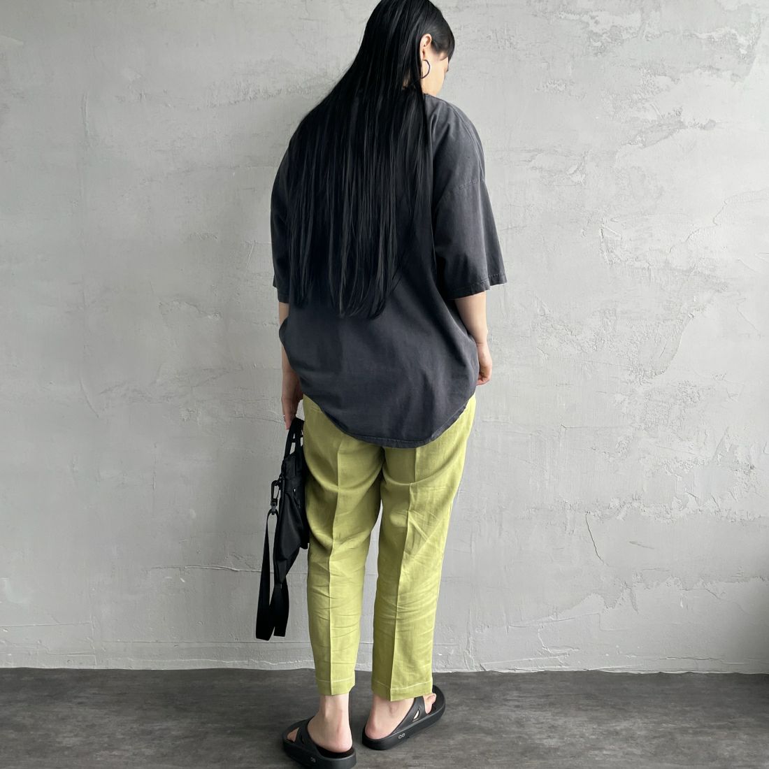 UNIVERSAL OVERALL [ユニバーサルオーバーオール] 別注 リネンイージーベイカーパンツ [U2412605IN-JF] GREEN &&モデル身長：156cm 着用サイズ：S&&