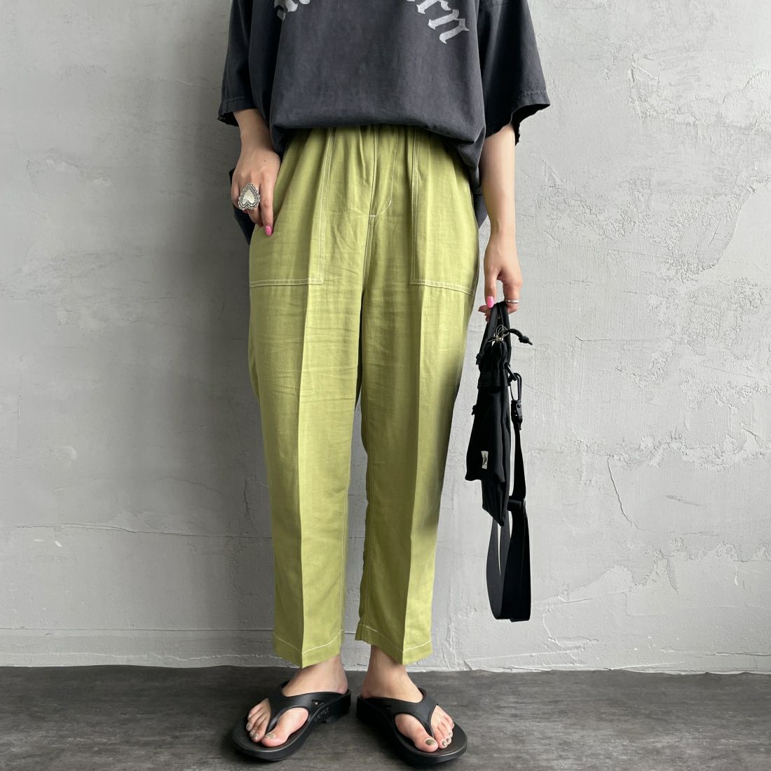 UNIVERSAL OVERALL [ユニバーサルオーバーオール] 別注 リネンイージーベイカーパンツ [U2412605IN-JF] GREEN &&モデル身長：156cm 着用サイズ：S&&