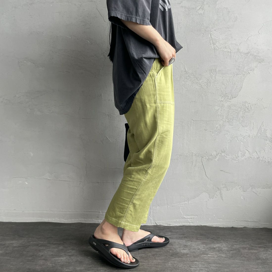 UNIVERSAL OVERALL [ユニバーサルオーバーオール] 別注 リネンイージーベイカーパンツ [U2412605IN-JF] GREEN &&モデル身長：156cm 着用サイズ：S&&