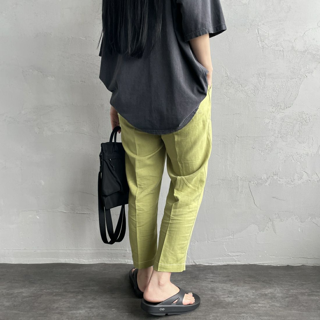 UNIVERSAL OVERALL [ユニバーサルオーバーオール] 別注 リネンイージーベイカーパンツ [U2412605IN-JF] GREEN &&モデル身長：156cm 着用サイズ：S&&