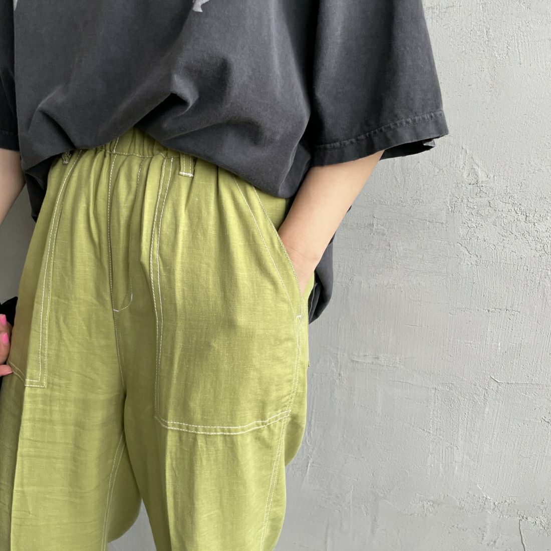UNIVERSAL OVERALL [ユニバーサルオーバーオール] 別注 リネンイージーベイカーパンツ [U2412605IN-JF] GREEN &&モデル身長：156cm 着用サイズ：S&&