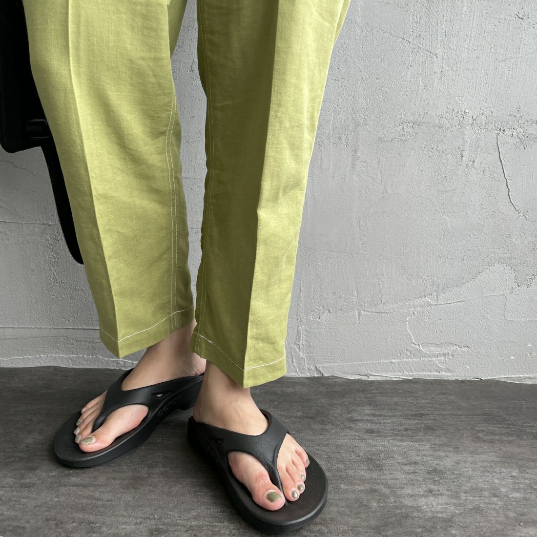 UNIVERSAL OVERALL [ユニバーサルオーバーオール] 別注 リネンイージーベイカーパンツ [U2412605IN-JF] GREEN &&モデル身長：156cm 着用サイズ：S&&
