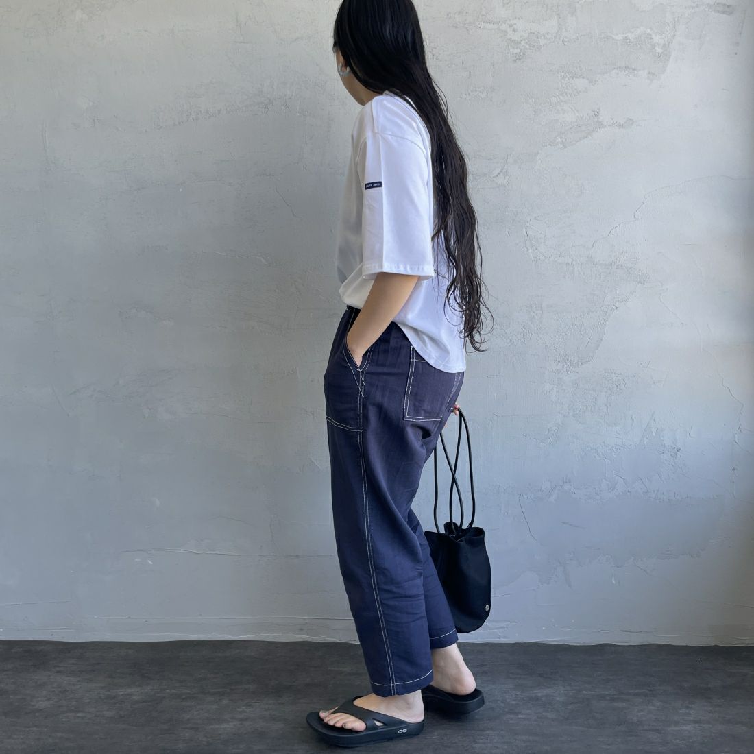 UNIVERSAL OVERALL [ユニバーサルオーバーオール] 別注 リネンイージーベイカーパンツ [U2412605IN-JF] NAVY &&モデル身長：156cm 着用サイズ：M&&